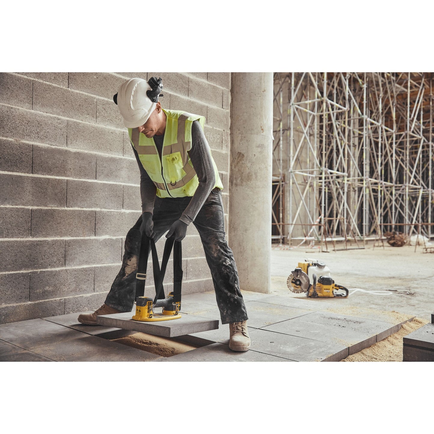 DEWALT 20V MAX Cordless GRABO Suction Lifter Kit with Battery and Charger Included, Lift-load Capacity of Up to 265 lbs. (DCE592D1)