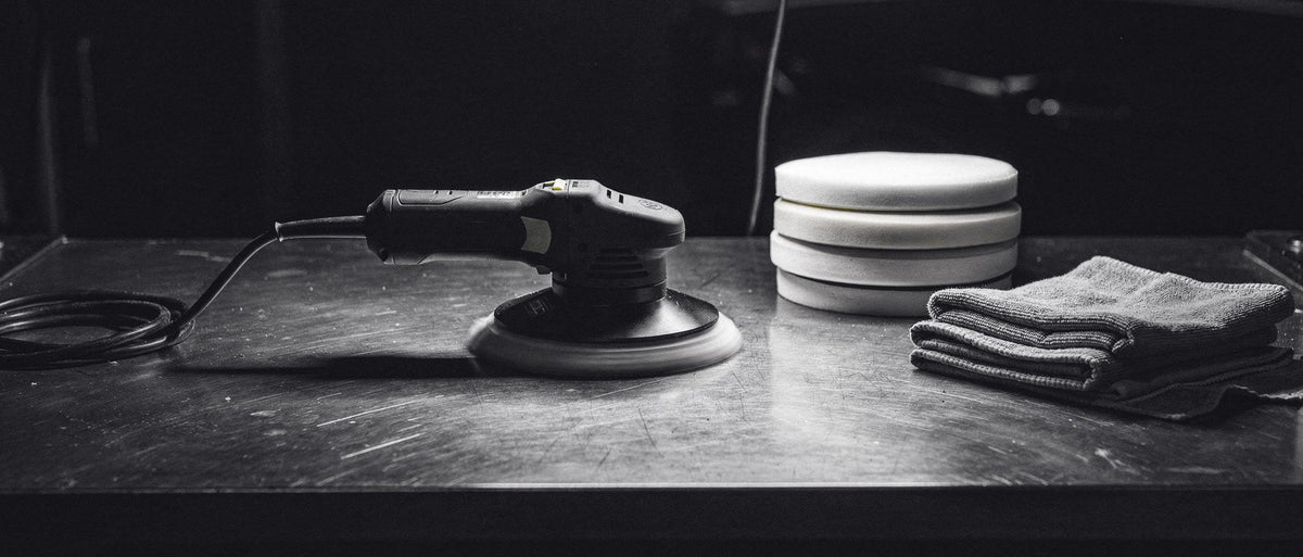 Polishing bench with a rotary polisher, pads and microfiber